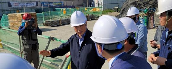 27일 강원도개발공사 오승재 사장( 사진 가운데)은 이날 공사에서 추진 중인 삼척어울림플라자 건설현장을 찾아 공사 진행 상황 등을 점검했다고 밝혔다. 사진=강원도개발공사 제공