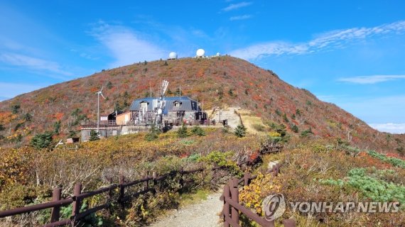 "단풍철 산행의 계절…대피소 숙박 시 침낭 준비하세요"