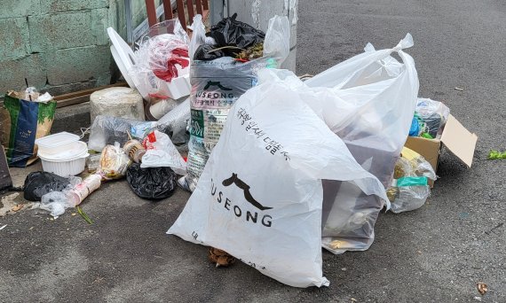 동네 전신주 앞에 버려진 쓰레기. 2022.9.27/뉴스1 ⓒ News1 이성덕 기자