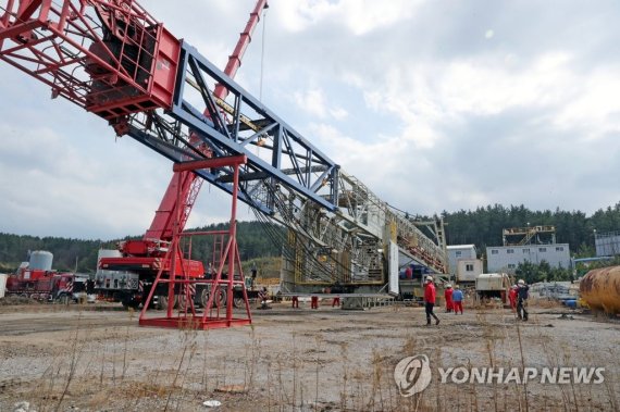 경북 포항시 북구 흥해읍 포항지열발전부지에서 작업자들이 포항지진을 촉발한 지열발전소의 시추기를 철거하기 위해 옆으로 눕히고 있다. 연합뉴스