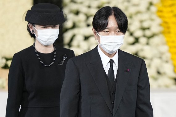 아키시노노미야 후미히토 일본 왕세제가 아내 키코 왕세제비와 함께 27일 도쿄 부도칸에서 열린 아베 신조 전 총리의 국장에 참석하고 있다. /AFP 연합뉴스