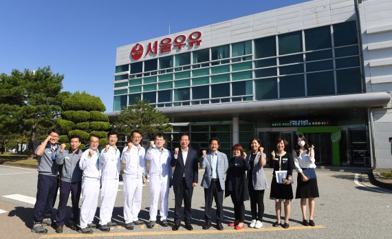 [거창=뉴시스] 거창군이 산업관광 재개를 위해 서울우유협동조합 거창공장을 둘러보고 있다. *재판매 및 DB 금지