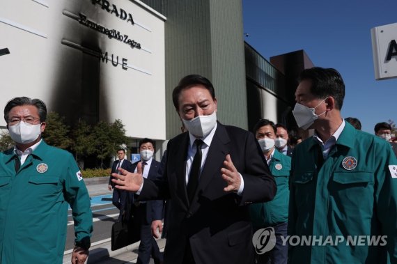 윤석열 대통령이 사망자가 발생한 대전 유성구 용산동 현대아울렛 화재 현장을 방문해 점검하고 있다. 9.27 [대통령실제공. 재판매 및 DB금지]