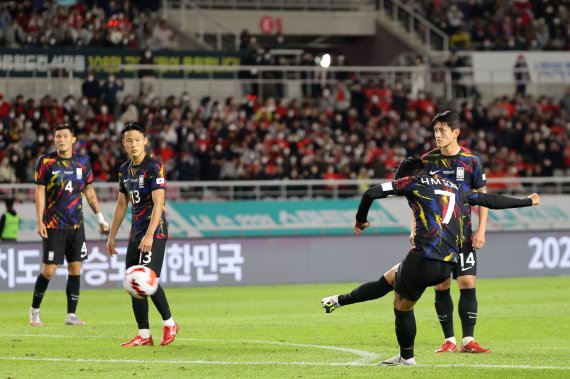 손흥민이 23일 오후 경기 고양종합운동장에서 열린 대한민국과 코스타리카의 친선경기 후반, 프리킥으로 동점골을 성공시키고 있다. 2022.9.23/뉴스1 ⓒ News1 이광호 기자