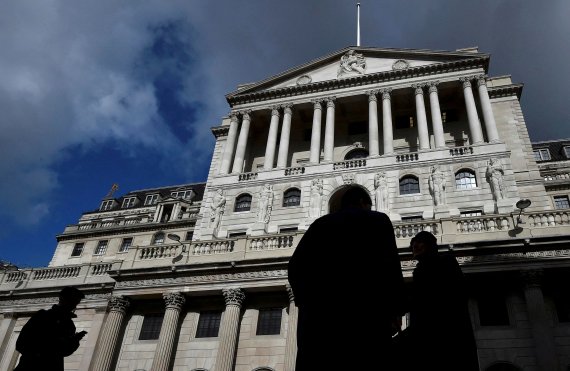 영국 중앙은행인 영국은행(BOE)가 27일(현지시간) 대규모 금리인상을 시사했다. 2016년 3월 29일 런던 금융 중심가인 '시티'의 BOE 본부 앞을 시민들이 지나가고 있다. 로이터뉴스1