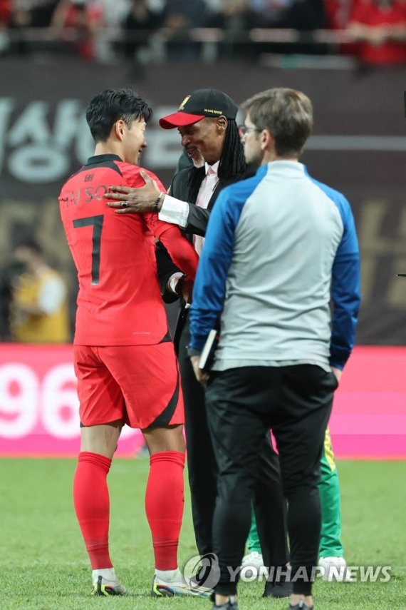 손흥민 축하하는 리고베르 송 감독 손흥민 축하하는 리고베르 송 감독 (서울=연합뉴스) 김주성 기자 = 27일 오후 서울 마포구 서울월드컵경기장에서 열린 한국 대 카메룬의 평가전에서 손흥민이 리고베르 송 카메룬 감독의 축하를 받고 있다. 2022.9.27 utzza@yna.co.kr (끝)