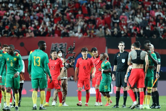 손흥민을 비롯한 대한민국 축구 국가대표팀 선수들이 27일 오후 서울 마포구 상암동 서울월드컵경기장에서 열린 축구 국가대표 평가전 카메룬과의 경기에서 1대 0으로 승리를 거둔 뒤 인사나누고 있다. 2022.9.27/뉴스1 ⓒ News1 이광호 기자
