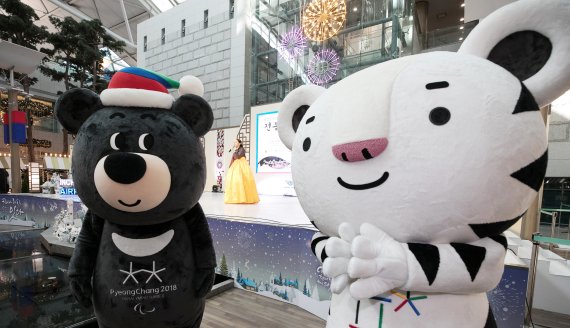 2018 평창 동계올림픽 공식 마스코트 수호랑(오른쪽)과 반다비 (뉴스1DB) ⓒ News1 이승배 기자