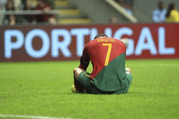 [브라가=AP/뉴시스] 크리스티아누 호날두(포르투갈)가 지난 9월 27일(현지시간) 포르투갈 브라가에서 열린 2022~23 유럽축구연맹(UEFA) 네이션스리그 2조 6차전 스페인과의 경기에서 패한 후 운동장에 주저앉아 있다. 포르투갈은 스페인에 0-1로 패해 3승1무1패 조 2위로 내려앉으며 4강 진출에 실패했다. /사진=뉴시스화상