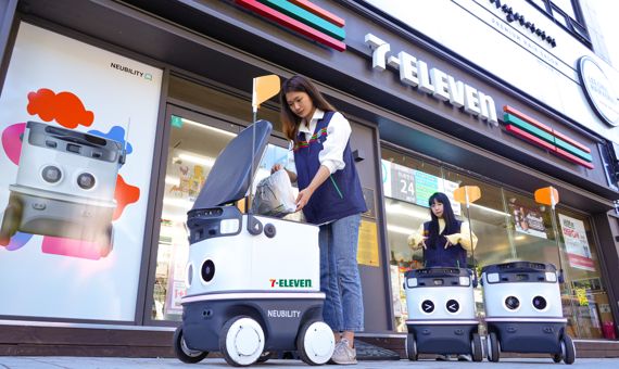 세븐일레븐은 뉴빌리티와 함께 서울 서초구 방배동 일대에서 안정적인 로봇 배송 서비스 실현을 위한 2단계 실증 프로젝트를 시작한다. 세븐일레븐 제공.