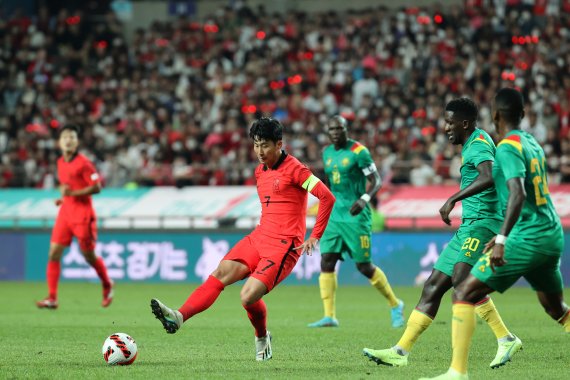 손흥민이 27일 오후 서울 마포구 상암동 서울월드컵경기장에서 열린 축구 국가대표 평가전 대한민국과 카메룬의 경기에서 상대문전을 향해 패스하고 있다. 2022.9.27/뉴스1 ⓒ News1 이광호 기자