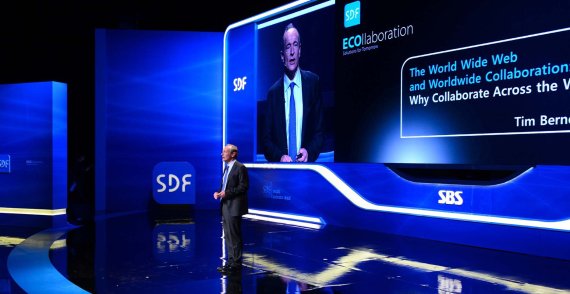 [서울=뉴시스]월드와이드웹(WWW)의 창시자로 최초 방한한 팀 버너스-리 (Tim Berners Lee)가 2013년 5월 2일 오전 서울 구로구 디큐브아트센터에서 개막한 SDF 서울디지털포럼 2013에 참석해 기조연설을 하고 있다. (사진=SDF 서울디지털 포럼 2013 제공) 2022.09.28. photo@newsis.com