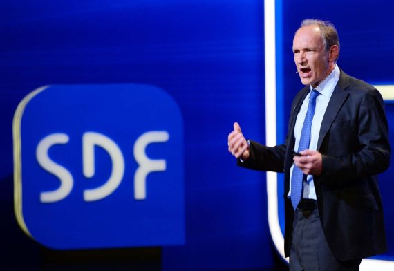 [서울=뉴시스]월드와이드웹(WWW)의 창시자로 최초 방한한 팀 버너스-리 (Tim Berners Lee)가 2013년 5월 2일 오전 서울 구로구 디큐브아트센터에서 개막한 SDF 서울디지털포럼 2013에 참석해 기조연설을 하고 있다. (사진=SDF 서울디지털 포럼 2013 제공) 2022.09.28. photo@newsis.com