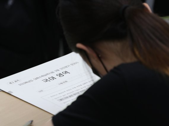 한국교육과정평가원 주관 2023학년도 대학수학능력시험(수능) 9월 모의평가가 치러진 31일 오전 경기 화성시 동탄고등학교에서 졸업생들이 답안지를 작성하고 있다. 2022.8.31/뉴스1 ⓒ News1 김영운 기자