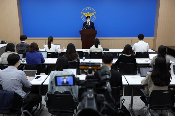 28일 오전 서울 마포구 서울경찰청 마약범죄수사대에서 남성신 마약범죄수사1계장이 동남아시아 밀반입 필로폰 판매 일당 검거 관련 브리핑하고 있다. /뉴시스