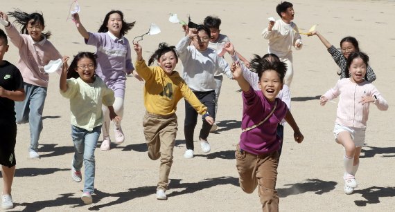 실외 마스크 착용 의무가 해제된지 이틀째인 지난 27일 오후 서울 한 초등학교 운동장에서 학생들이 마스크 없는 가을 날씨를 만끽하고 있다. /뉴시스
