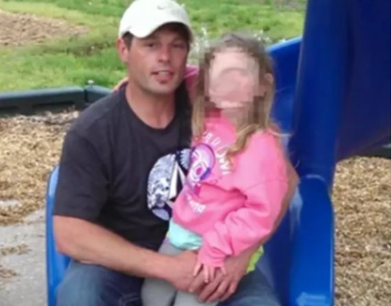 연못 물 다 퍼낸 엄마, 7년 만에 살해된 아들 시신 찾았다