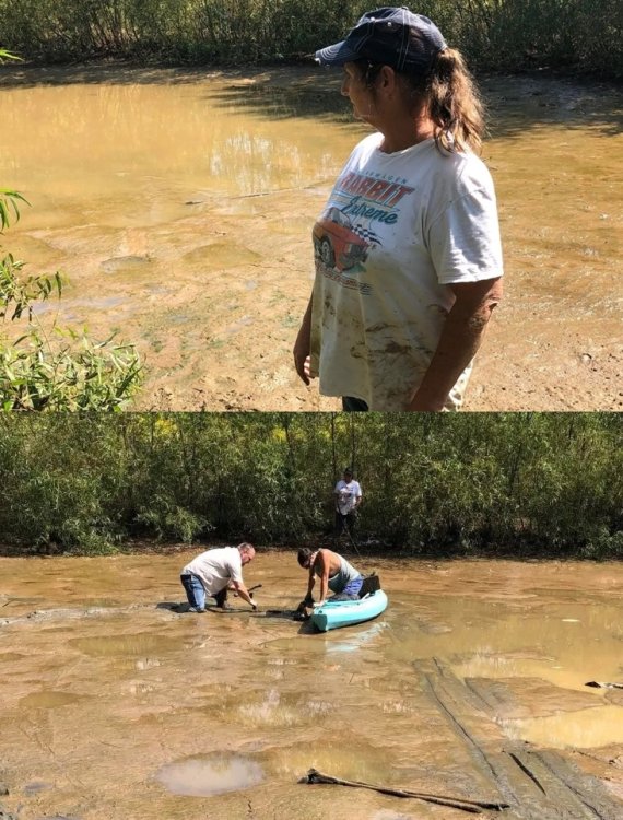 연못 물 다 퍼낸 엄마, 7년 만에 살해된 아들 시신 찾았다