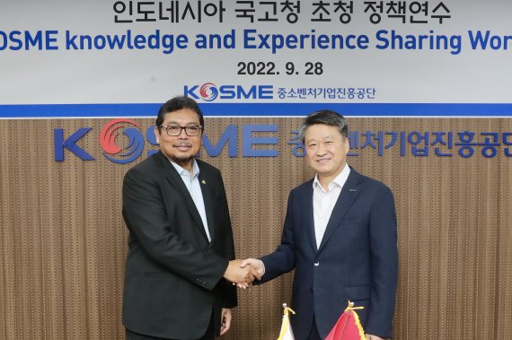 28일 하디얀또 국고청장과 김학도 중진공 이사장이 기념촬영을 하고 있다.(중소벤처기업진흥공단 제공)