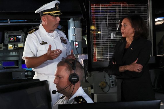 28일 일본 가나가와현 요코스카의 미국 해군기지를 방문한 카멀라 해리스 미국 부통령(오른쪽)이 미 구축함 USS 하워드에 탑승해 브리핑을 듣고 있다. 연합뉴스