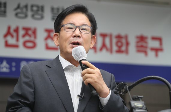 박강수 마포구청장이 31일 서울 마포구청에서 기자회견을 열고 서울시 광역자원회수시설 마포구 선정 전면 백지화를 촉구하고 있다. 2022.8.31/뉴스1 ⓒ News1 허경 기자