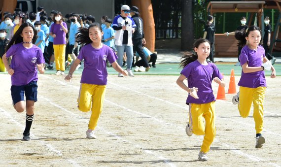 마스크 벗은 운동회. 가을운동회가 열린 28일 오전 대구 동구 아양초등학교에서 학생들이 마스크를 벗고 달리기 시합을 하고 있다. 뉴시스