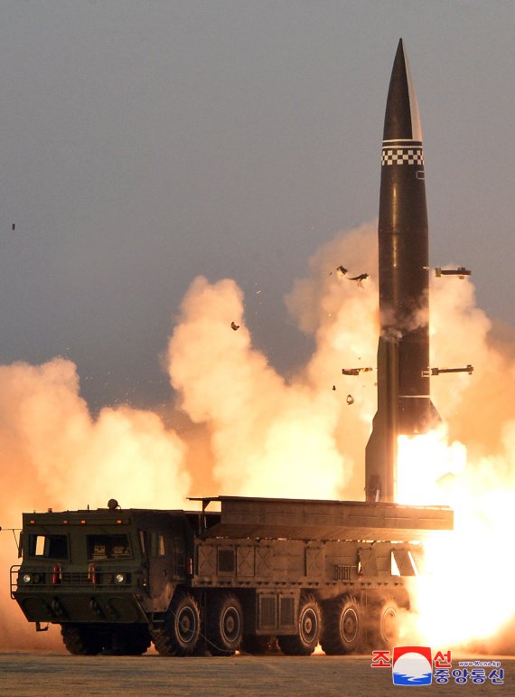 북한은 지난 25일 지대지 단거리 탄도미사일(SRBM) 1발을 평북 태천 일대에서 동해상으로 발사한 뒤 사흘 만에 다시 발사했다. 앞서 북한이 연합 훈련을 하루 앞두고 발사한 SRBM은 고도 60㎞로 약 600㎞를 비행했으며 속도는 북한판 이스칸데르(KN-23)로 추정됐다. 사진은 지난해 3월 조선중앙통신이 새로 개발한 신형전술유도탄 시험발사를 진행했다고 보도한 사진. 당시 이 신형전술유도탄은 그해 1월 8차 노동당 대회 열병식에서 공개한 북한판 이스칸데르(KN-23) 개량형으로 추정됐다. 사진=조선중앙통신 캡처