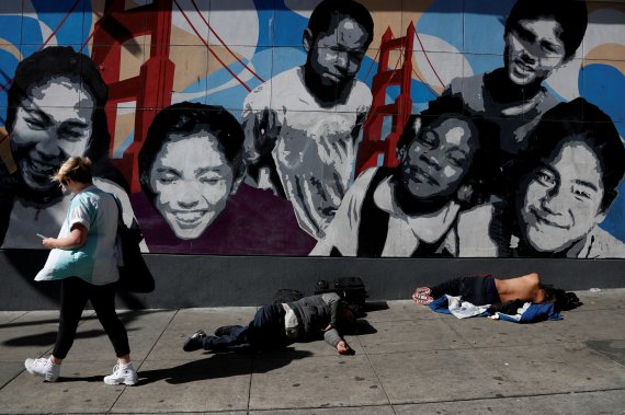 미국 샌프란시스코시 우범 지역으로 꼽히는 텐더로인 지역의 길가에 노숙자들이 누워있다.<div id='ad_body3' class='mbad_bottom' ></div> /사진=로이터뉴스1