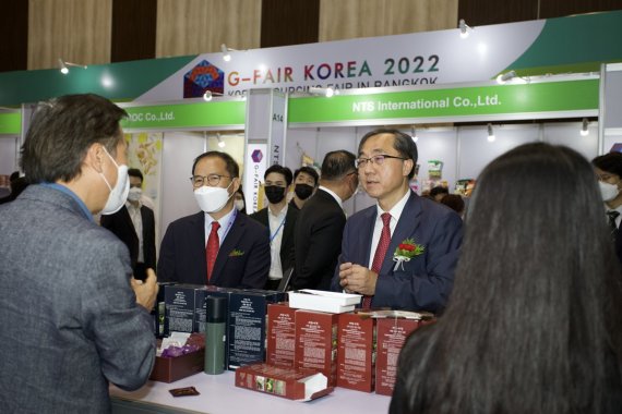 문승현 주 태국 대한민국 대사(우측)가 전시장을 둘러보고 있다. (사진=경기도 제공) *재판매 및 DB 금지