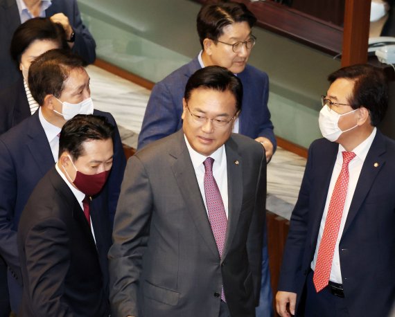 국민의힘 정진석 비상대책위원장이 29일 오전 국회에서 열린 본회의에서 교섭단체 대표연설을 마친 뒤 회의장을 나서고 있다. 2022.9.29 [국회사진기자단]