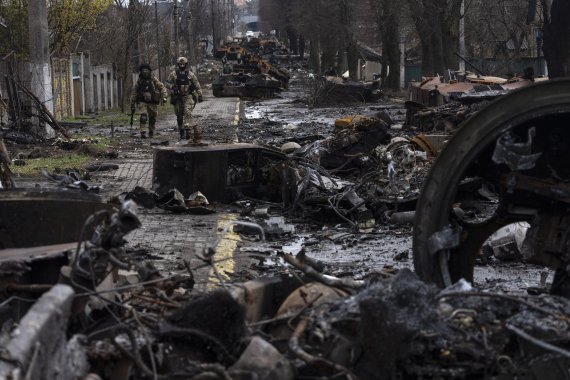 [부차=AP/뉴시스] 3일(현지시간) 우크라이나 부차(Bucha)에서 우크라이나 군인들이 파괴된 러시아군 전차 잔해 사이를 살피며 지나고 있다. 2022.04.04. /사진=뉴시스