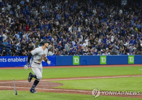 시즌 61번째 홈런을 바라보는 저지 New York Yankees designated hitter Aaron Judge watches his 61st home run in the seventh inning against the Toronto Blue Jays at Rogers Centre in Toronto, Canada on Wednesday, September 28, 2022. Aaron Judge has tied the American League and Yankees club record with 61 home runs se