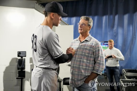 저지의 61호 홈런을 축하하는 매리스의 아들 매리스 주니어(오른쪽) New York Yankees designated hitter Aaron Judge celebrates with his Roger Maris Jr. after hitting his 61st home run of the season against the Toronto Blue Jays at Rogers Centre in Toronto, Canada on Wednesday, September 28, 2022. Aaron Judge tied the American Lea