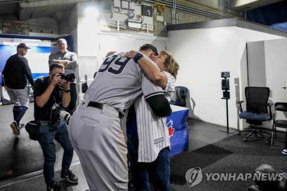 61호 홈런 친 뒤 엄마와 포옹하는 저지 New York Yankees designated hitter Aaron Judge hugs his mom Patty Judge after hitting his 61st home run of the season against the Toronto Blue Jays at Rogers Centre in Toronto, Canada on Wednesday, September 28, 2022. Aaron Judge tied the American League and Yankees club recor