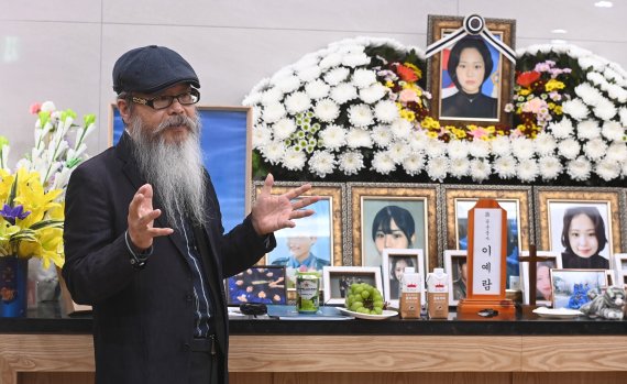 공군 성폭력 피해자 고(故) 이예람 중사 유가족이 지난달 13일 오후 경기도 성남시 국군수도병원에서 특별검사 수사팀의 수사 결과 발표에 대한 입장을 밝히고 있다. /사진=뉴시스