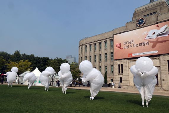 광장에서, 하늘에서 펼쳐지는 공연…서울거리예술축제 30일 개막[오늘의 사진]