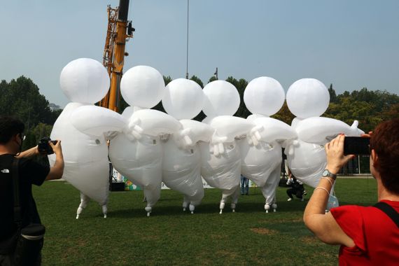 광장에서, 하늘에서 펼쳐지는 공연…서울거리예술축제 30일 개막[오늘의 사진]