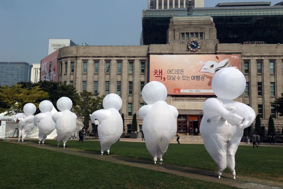 '서울거리예술축제 2022' 개막을 하루 앞둔 29일 서울시청 광장에서 컴퍼니 퀴담 공연팀이 '허버트의 꿈' 공연을 시연하고 있다. 사진=서동일 기자