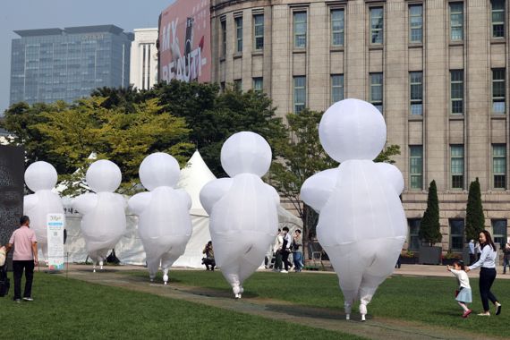 광장에서, 하늘에서 펼쳐지는 공연…서울거리예술축제 30일 개막[오늘의 사진]