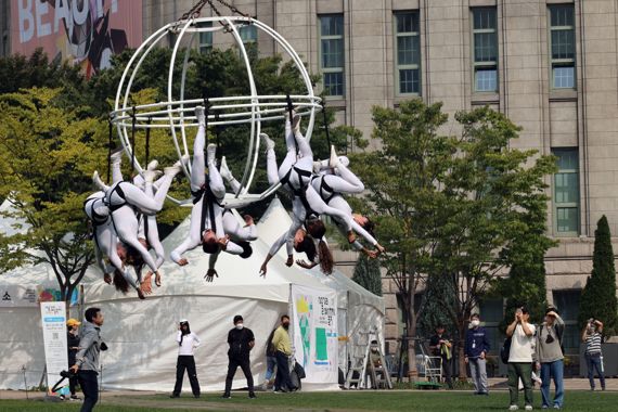 '서울거리예술축제 2022' 개막을 하루 앞둔 29일 서울시청 광장에서 그룹 푸하가 '카오스모스' 공연을 시연하고 있다. 사진=서동일 기자