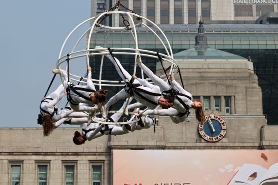 '서울거리예술축제 2022' 개막을 하루 앞둔 29일 서울시청 광장에서 그룹 푸하가 '카오스모스' 공연을 시연하고 있다. 사진=서동일 기자