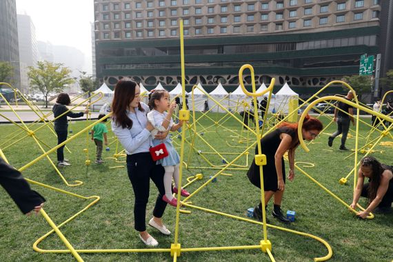 '서울거리예술축제 2022' 개막을 하루 앞둔 29일 서울시청 광장에서 스토커시어터 공연팀이 '프로스페로: 확장하는' 공연을 시연하고 있다.<div id='ad_body3' class='mbad_bottom' ></div> 사진=서동일 기자