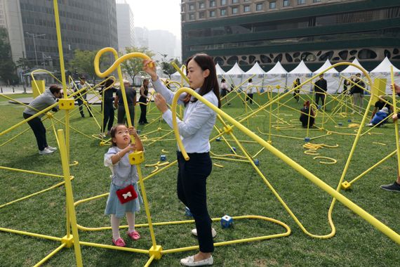 '서울거리예술축제 2022' 개막을 하루 앞둔 29일 서울시청 광장에서 스토커시어터 공연팀이 '프로스페로: 확장하는' 공연을 시연하고 있다. 사진=서동일 기자