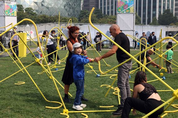 광장에서, 하늘에서 펼쳐지는 공연…서울거리예술축제 30일 개막[오늘의 사진]