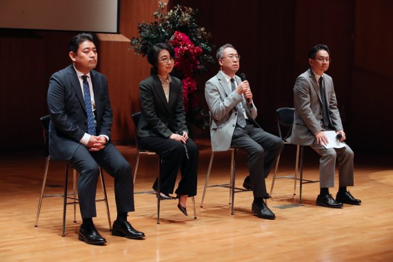 [서울=뉴시스] 박진희 기자 = 장형준 예술의전당 사장이 29일 서울 서초구 예술의전당 음악당 IBK챔버홀에서 취임 기자간담회를 하고 있다. 이재석(오른쪽부터) 경영본부장, 장형준 사장, 서고우니 공연예술본부장, 김세연 예술협력본부장. 2022.09.29. pak7130@newsis.com /사진=뉴시스