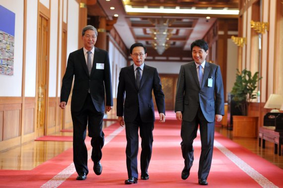 [서울=뉴시스] 2010년 11월 이명박 당시 대통령이 청와대에서 열린 국가교육과학기술자문회의에 참석하기 위해 이주호 당시 교육과학기술부 장관(오른쪽), 김도연 당시 울산대 총장(왼쪽)과 함께 이동하고 있다. (사진=청와대 제공). 2022.09.29. photo@newsis.com *재판매 및 DB 금지