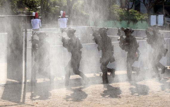 [서울=뉴시스] 고승민 기자 = 29일 서울경찰특공대 훈련장에서 열린 2022년 서울경찰청 주관 대테러 관계기관 합동훈련에서 경찰특공대, 수도방위사령부, 소방 등 유관기관 관계자들이 드론 이용 폭발물, 화생방, 인질 테러 등 상황을 가정한 대비 훈련을 하고 있다. 2022.09.29. kkssmm99@newsis.com