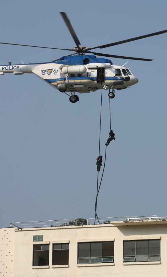 [서울=뉴시스] 고승민 기자 = 29일 서울경찰특공대 훈련장에서 열린 2022년 서울경찰청 주관 대테러 관계기관 합동훈련에서 경찰특공대, 수도방위사령부, 소방 등 유관기관 관계자들이 드론 이용 폭발물, 화생방, 인질 테러 등 상황을 가정한 대비 훈련을 하고 있다. 2022.09.29. kkssmm99@newsis.com
