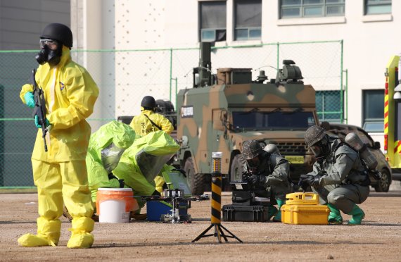 [서울=뉴시스] 고승민 기자 = 29일 서울경찰특공대 훈련장에서 열린 2022년 서울경찰청 주관 대테러 관계기관 합동훈련에서 경찰특공대, 수도방위사령부, 소방 등 유관기관 관계자들이 드론 이용 폭발물, 화생방, 인질 테러 등 상황을 가정한 대비 훈련을 하고 있다. 2022.09.29. kkssmm99@newsis.com