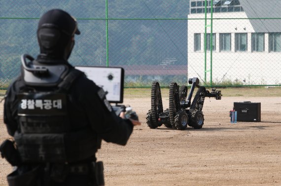 [서울=뉴시스] 고승민 기자 = 29일 서울경찰특공대 훈련장에서 열린 2022년 서울경찰청 주관 대테러 관계기관 합동훈련에서 경찰특공대, 수도방위사령부, 소방 등 유관기관 관계자들이 드론 이용 폭발물, 화생방, 인질 테러 등 상황을 가정한 대비 훈련을 하고 있다. 2022.09.29. kkssmm99@newsis.com